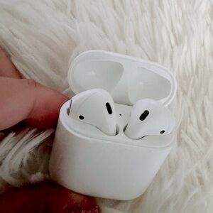 Apple AirPods with Charging Case